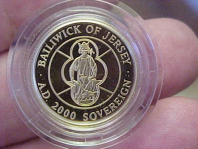 RARE 2000 BALLIWICK OF JERSEY GOLD PROOF SOVEREIGN GREAT BRITAIN MINTAGE 2000 PC - Image 2 of 4