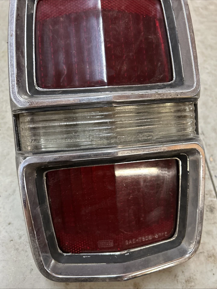 Ford Fairlane 1967 luz trasera Foto 3 de 4