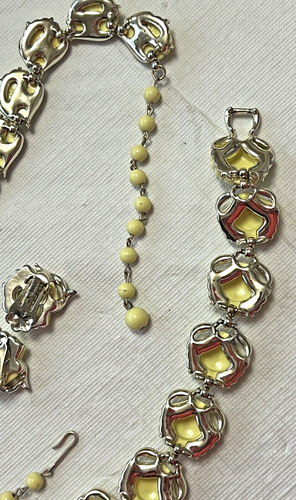 Juego de Collares Vintage CORO PEGASUS Amarillo Termoseta Lucita - Imagen 7 de 7