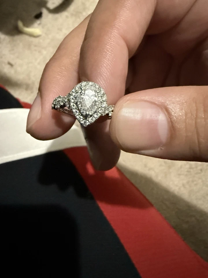 Juego de anillos de boda Neil Lane de oro blanco macizo de 14 k con forma de pera con halo de diamantes Foto 2 de 4