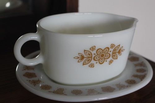 Vintage Pyrex Corning Butterfly Gold Gravy Boat and Underplate - Picture 3 of 10
