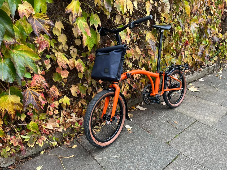 Brompton G-Line 8 speed Orange Medium Handlebar with Roller Rack Mudguards - Image 3 of 4
