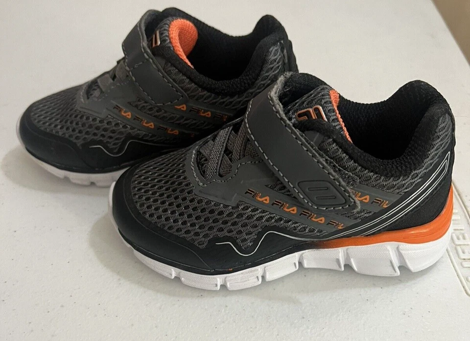 Zapatos FILA para niños pequeños/infantes grises, negros con detalles naranjas talla 6 (A3) Foto 2 de 4