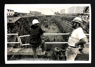 1993 Boston MA Shipyard Port Construction Workers Dry Dock Vintage Press Photo