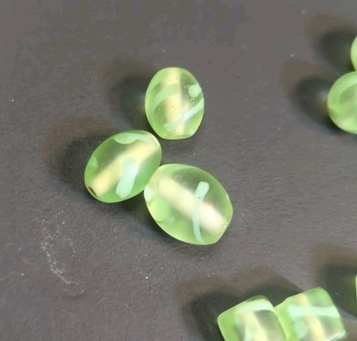 Cuentas de vidrio pintado verde iridiscente 8 mm, 13 mm, 6 mm - Imagen 2 de 4