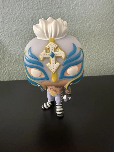 Rey Mysterio Glow in The Dark (Amazon Exclusive) Funko Pop WWE #93 Figure