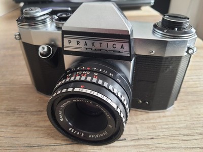 Praktica Nova  Kamera mit Meyer-Optik Görlitz Domiplan 2,8/50 Objektiv 