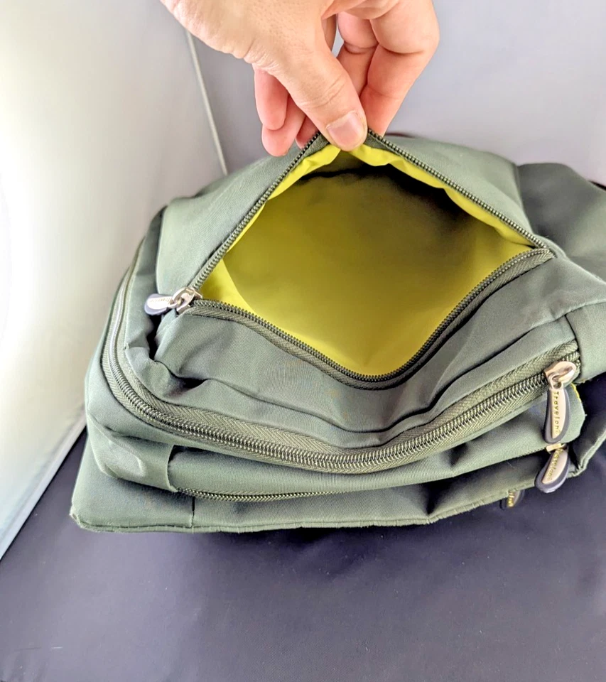 Bolso Organizador Bandolera Antirrobo Travelon - Verde Oliva con Correa Marrón Foto 4 de 4