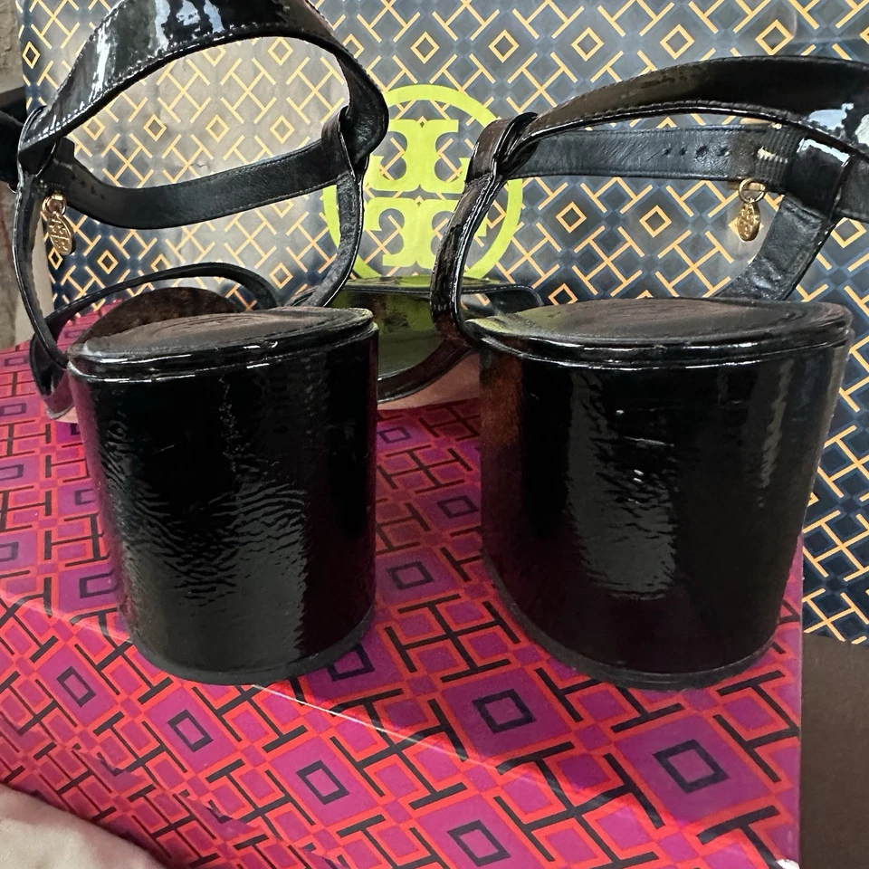 Sandalias de tacón de laurel Tory Burch para mujer charol Reva correa 9 Foto 4 de 4