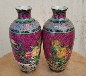 Old *famille rose* vases decorated with flowers and birds 一对雍正款粉彩花鸟纹花瓶 h1-2