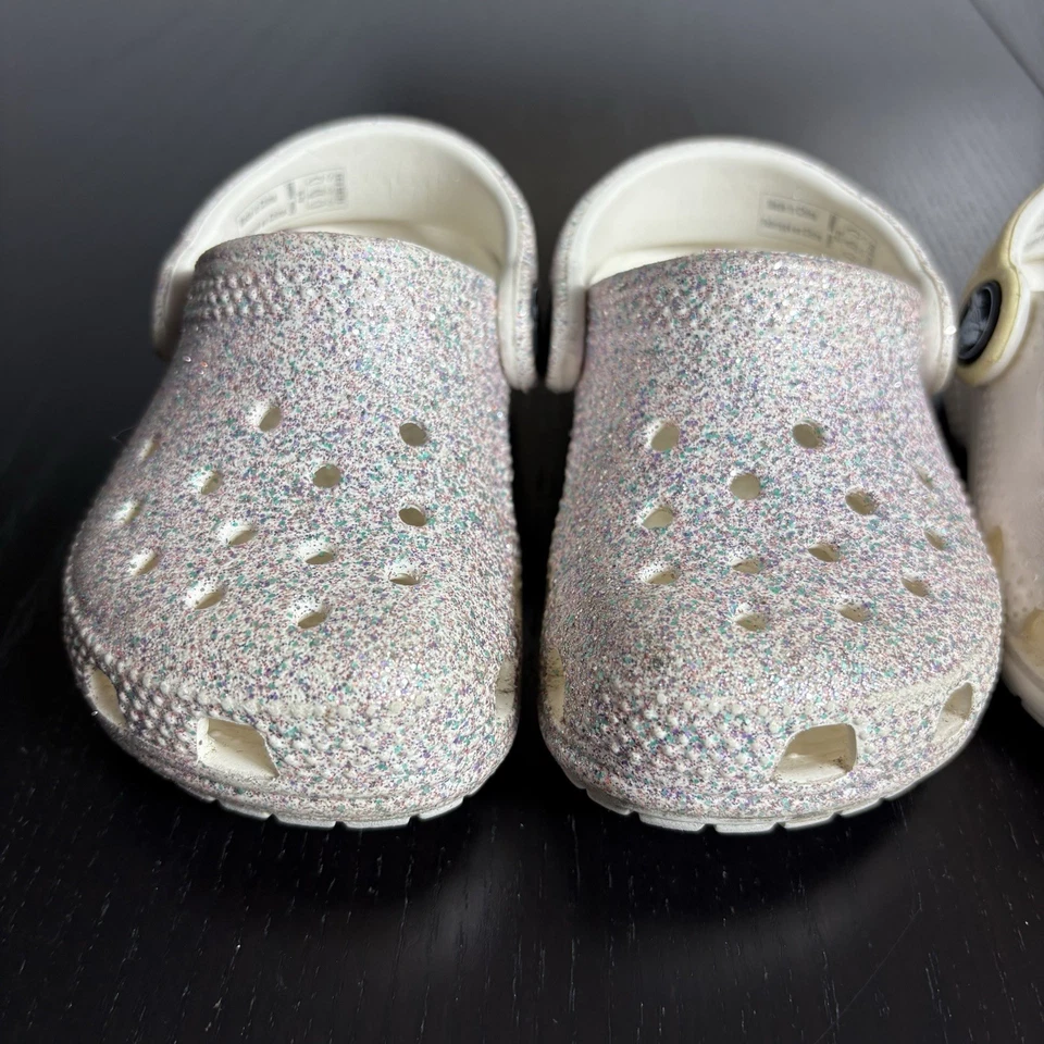 Tamancos clássicos CROCS criança menina tamanho 5 lote de 2, glitter/brilho e unicórnio - Imagem 4 de 4