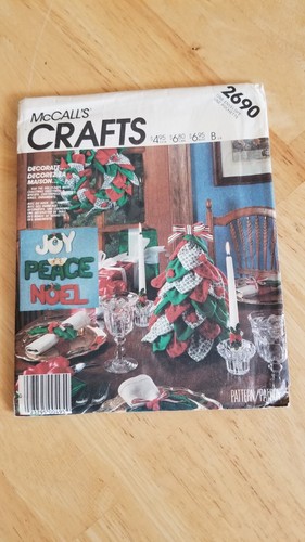 HOLLY CHRISTMAS PACKAGE Variety of Items VTG McCALL'S 2690 Sewing Pattern UNCUT - 第 1/2 張圖片