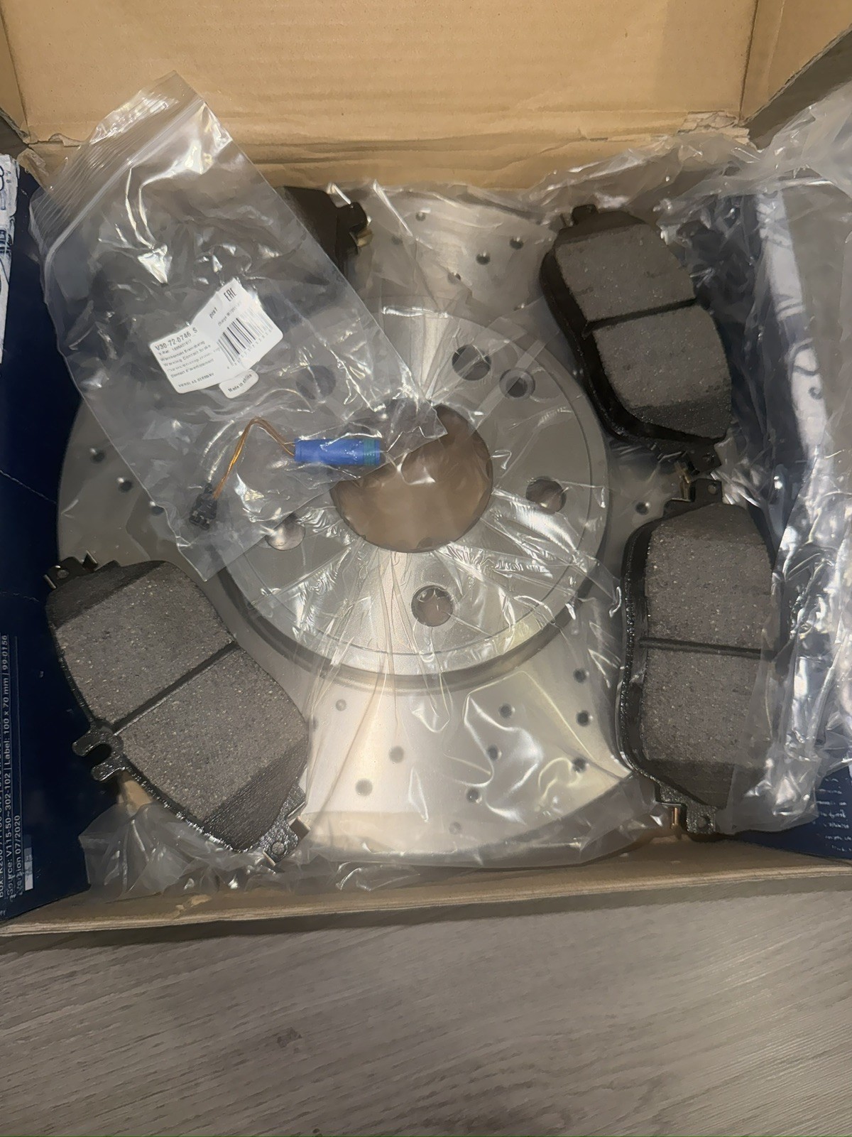 Kit freins avant VAICO V30-3685 avec disques plaquettes et témoin d'usure pour berline
