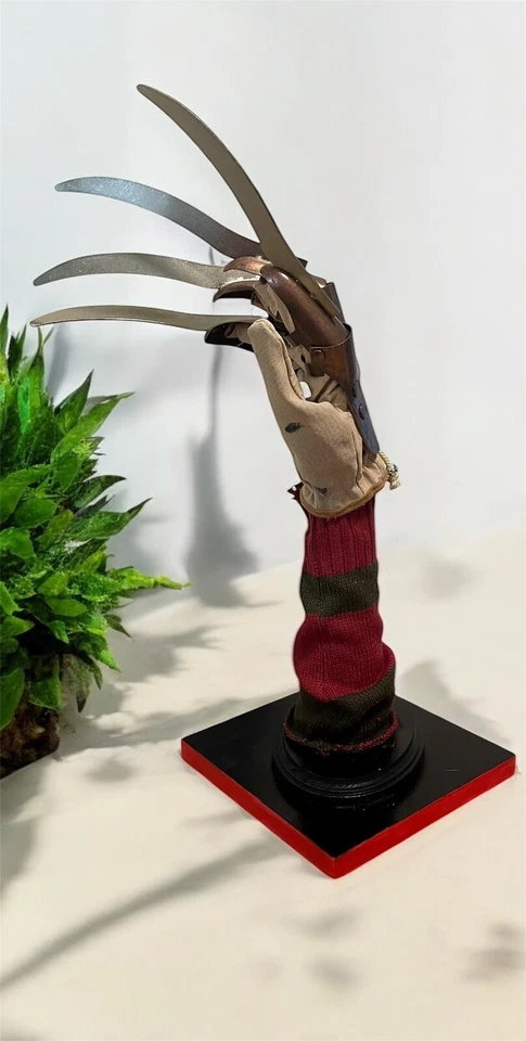 Soporte de exhibición de guantes Freddy Krueger Pesadilla en Elm Street Guante de lujo Inc Foto 3 de 4