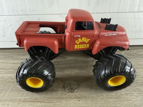 Hot Wheels 1:24 Monster Jam Grave Digger Red Retro Diecast Truck Quick Shipping - Picture 2 of 6