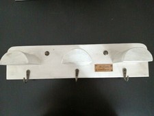 Attaccapanni a muro legno massello abete color bianco decapato a 3 posti.