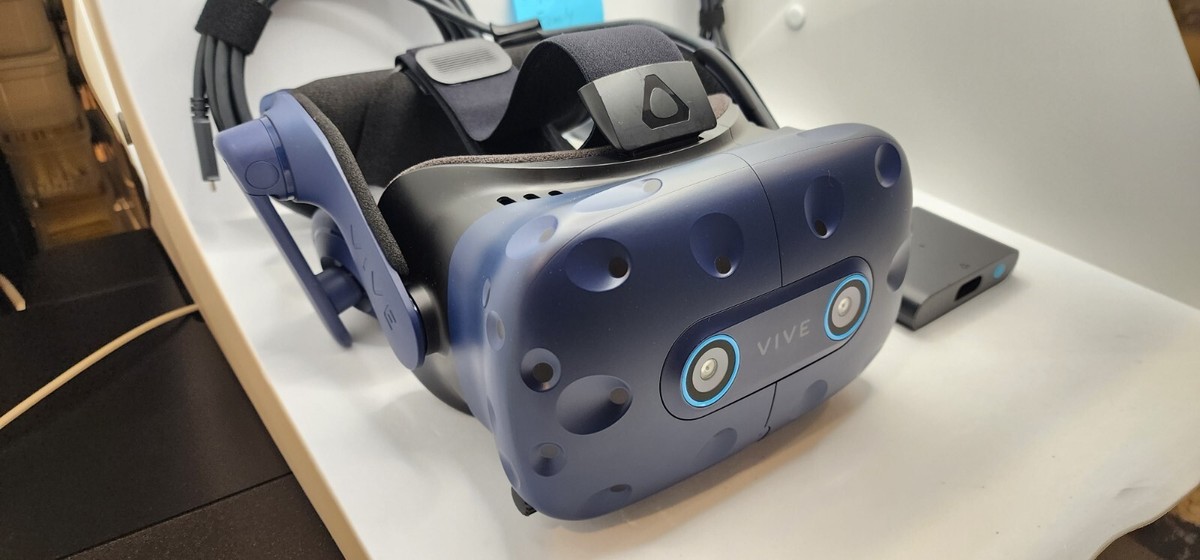 【美品】　HTC VIVE Pro（エイチティーシー・ヴァイヴ プロ） Amazon.co.jp: HTC VRヘッドセット VIVE PRO 2 HMD (ヘッド