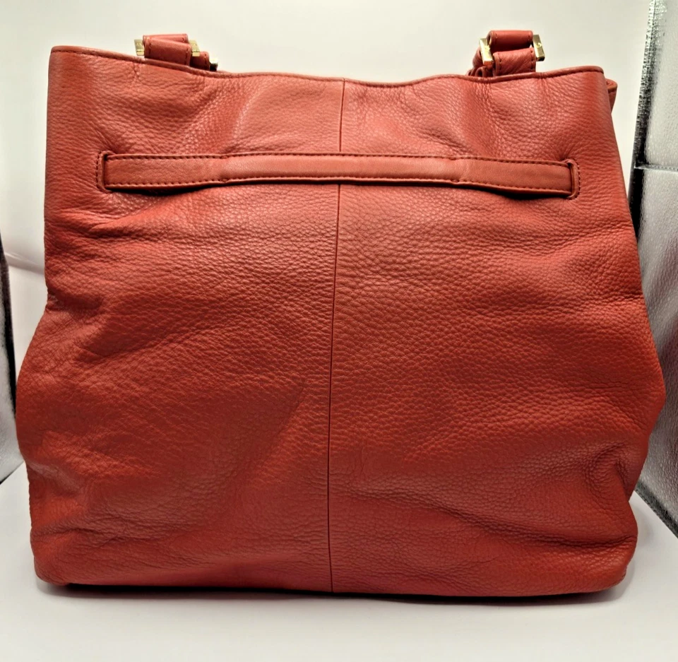 Bolso de mano/cartera de cuero coral Tory Burch doble correa para el hombro cierre magnético Foto 2 de 4