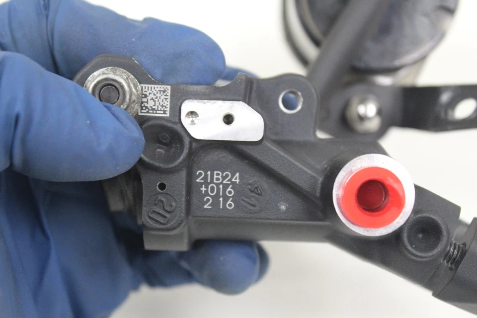 Cilindro maestro de freno delantero y depósito Aprilia RSV4 1100 21+ Brembo Foto 3 de 4