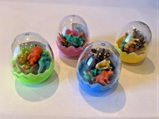 4 Dinosaurier Eier mit jeweils 8 Dinosaurier ...