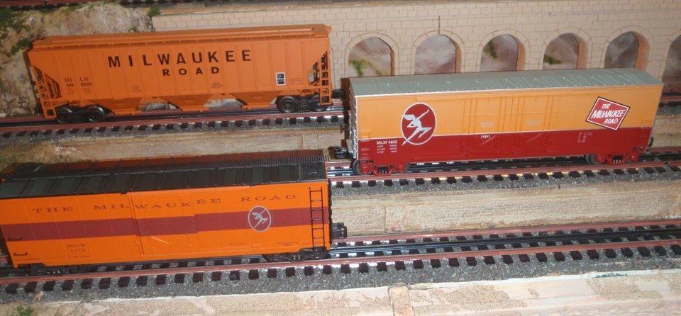 MTH K-Line Milwaukee Road Hiawatha 3 pack with scale box cars, and hopper - Image 2 of 4