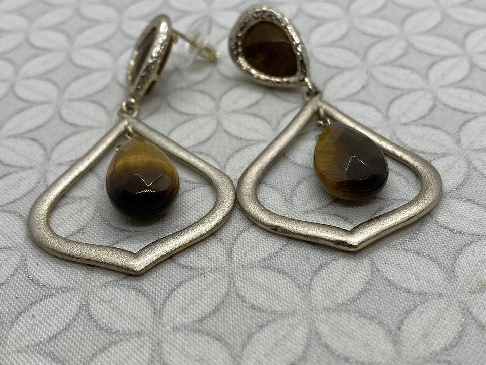 Pendientes Kendra Scott Rayanne de colección ojo de tigre tono dorado llamativo lágrima Foto 3 de 4