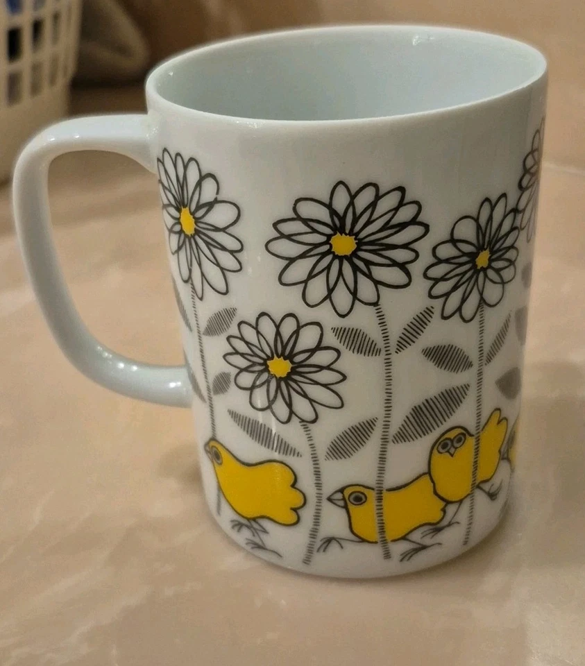 Taza de café de colección negra, amarilla y blanca con pollitos y margaritas amarillas - 3-1/2" de alto Foto 2 de 4