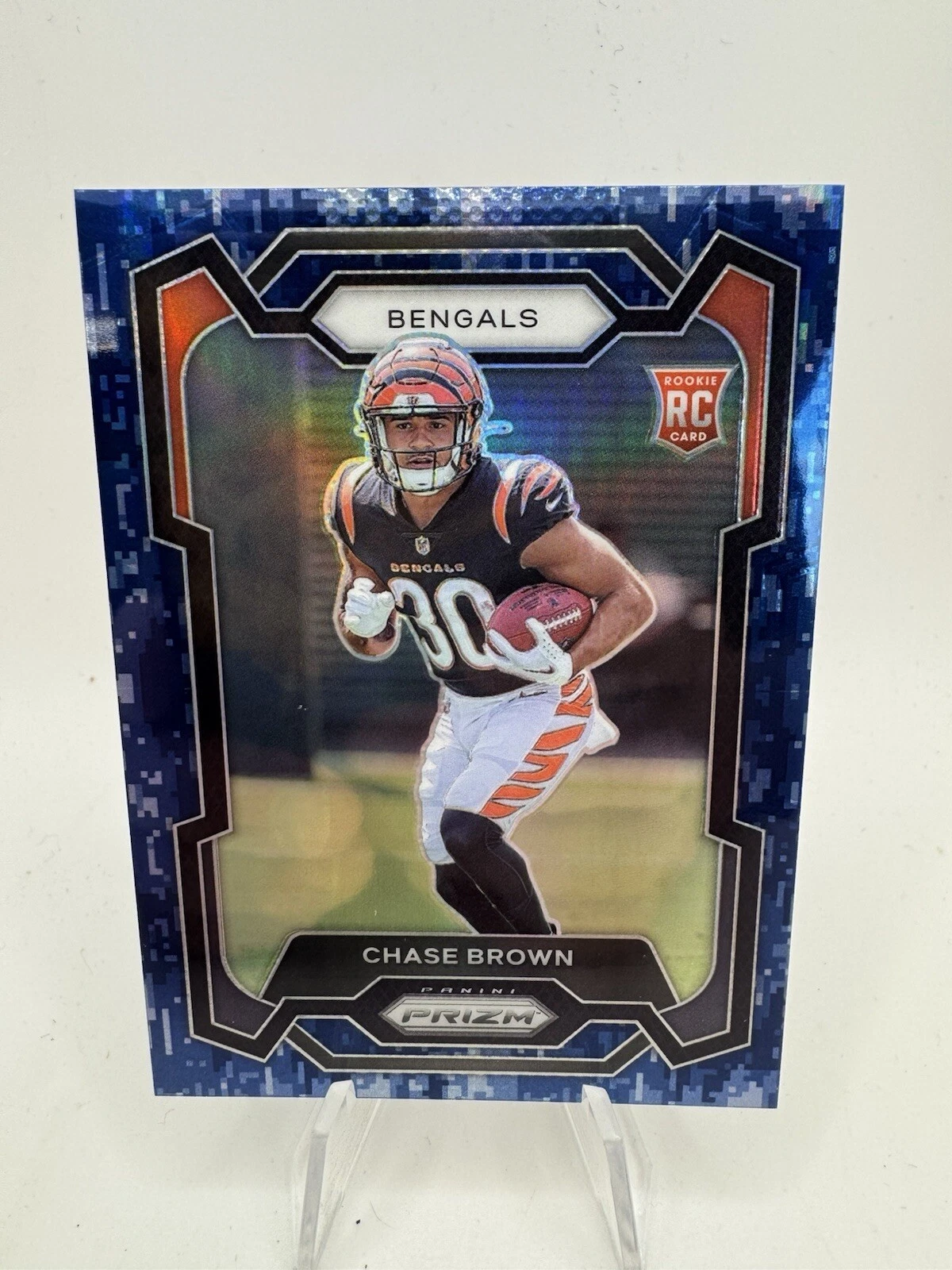2023 Panini Prizm - Rookies Navy Camo Prizm #318 Chase Brown /25 (RC)