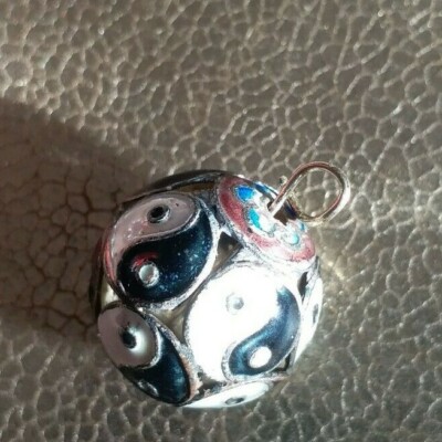 Vintage chinesischer Cloisonne Emaille schwarz/weiß Yin Yang Buddhismus Anhänger 20mm