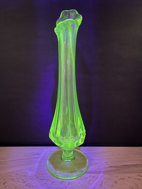 MCM VTG GLASS SWUNG VASE Lime Green Vaseline Uranium Swung BUD Vase 7.5” Inches MCM VTG GLASS SWUNG VASE Lime Green Vaseline Uranium Swung BUD Vase 7.5” Inches