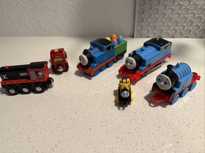 Thomas The Train Lot 2009 & 2013 Plus 2 Magnetic Trains