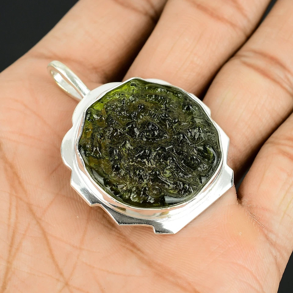 Подвеска круглой формы ручной работы из стерлингового серебра 925 пробы с молдавитом - Изображение 2 из 4