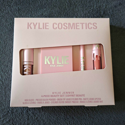 Kylie Cosmetics 4-teiliges Beauty Set Geschenkbox mit Lipgloss, Rouge, Eyeliner