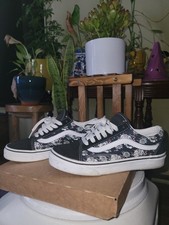 Black FLAMING skull VANS Size 6 Excellent Lightly Used