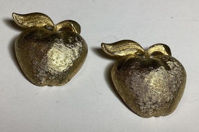 VINTAGE PAIR OF APPLE SCATTER PINS BRUSH GOLDTONE FINISH NICE LOOKING 