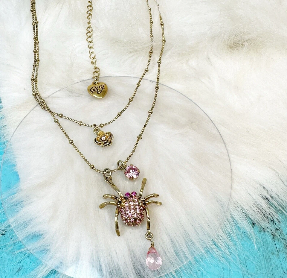 Collar Betsey Johnson Araña Cristal Rosa Placa de Oro En Capas RARO