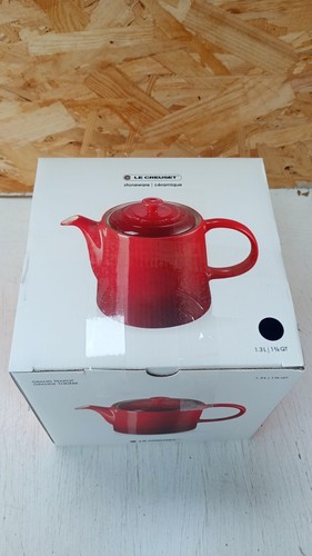 Le Creuset Grand Teapot, Enamelled stoneware, 1.3 litres, Serves 4 cups - Flint - Picture 5 of 15