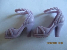 BARBIE DOLL / PAIR OF SHOES: BOOTS, PUMPS ....... (185)