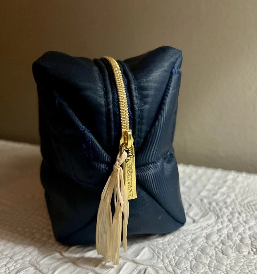 Bolso de Maquillaje L'Occitane Azul Marino Acolchado Logo Cremallera Viaje Foto 2 de 4