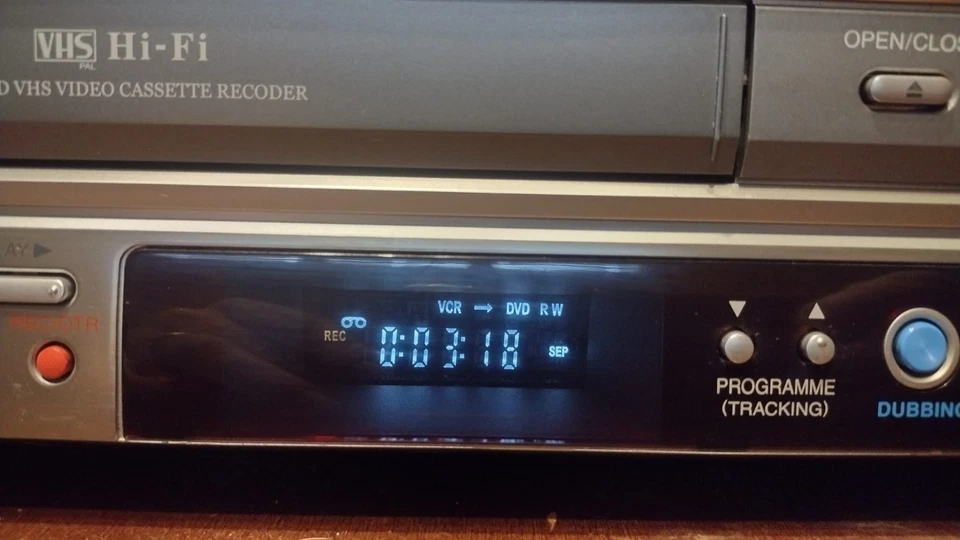 SHARP MASTERIZZATORE COMBO VHS DVD DV-RW360, 6 TESTINE STEREO CON TELECOMANDO - Immagine 3 di 4