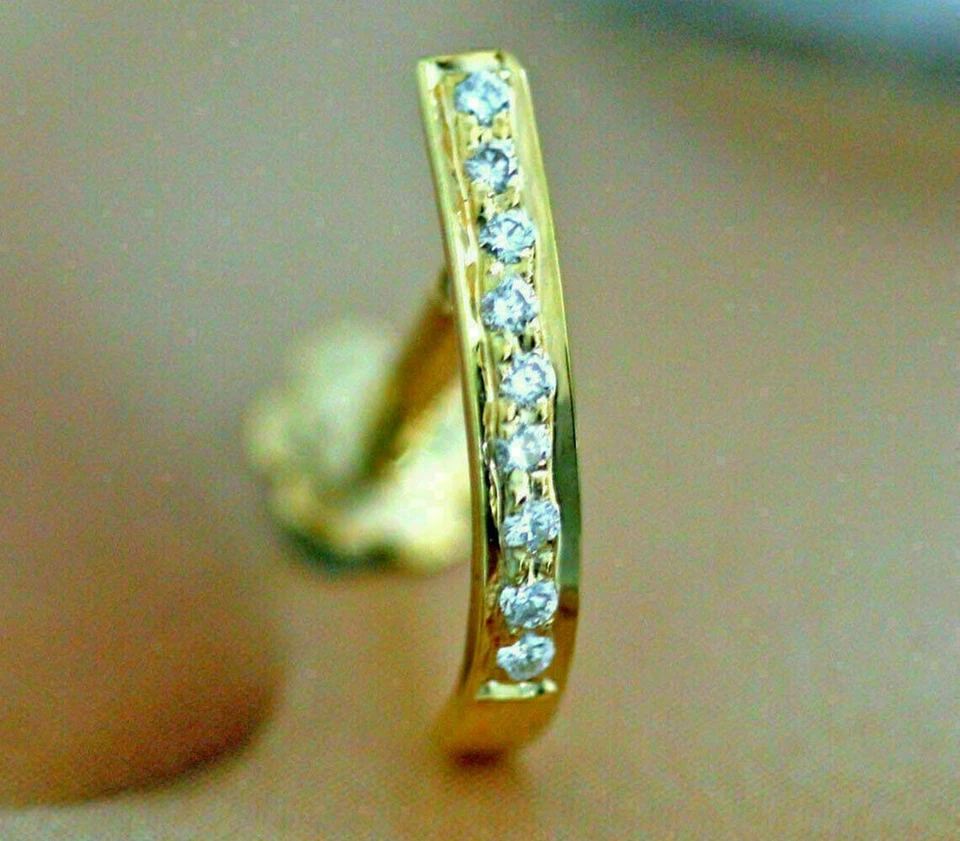 Pin de perforación de tornillo de nariz de aro de diamante simulado de 0,15 quilates enchapado en oro amarillo de 14 k Foto 3 de 3