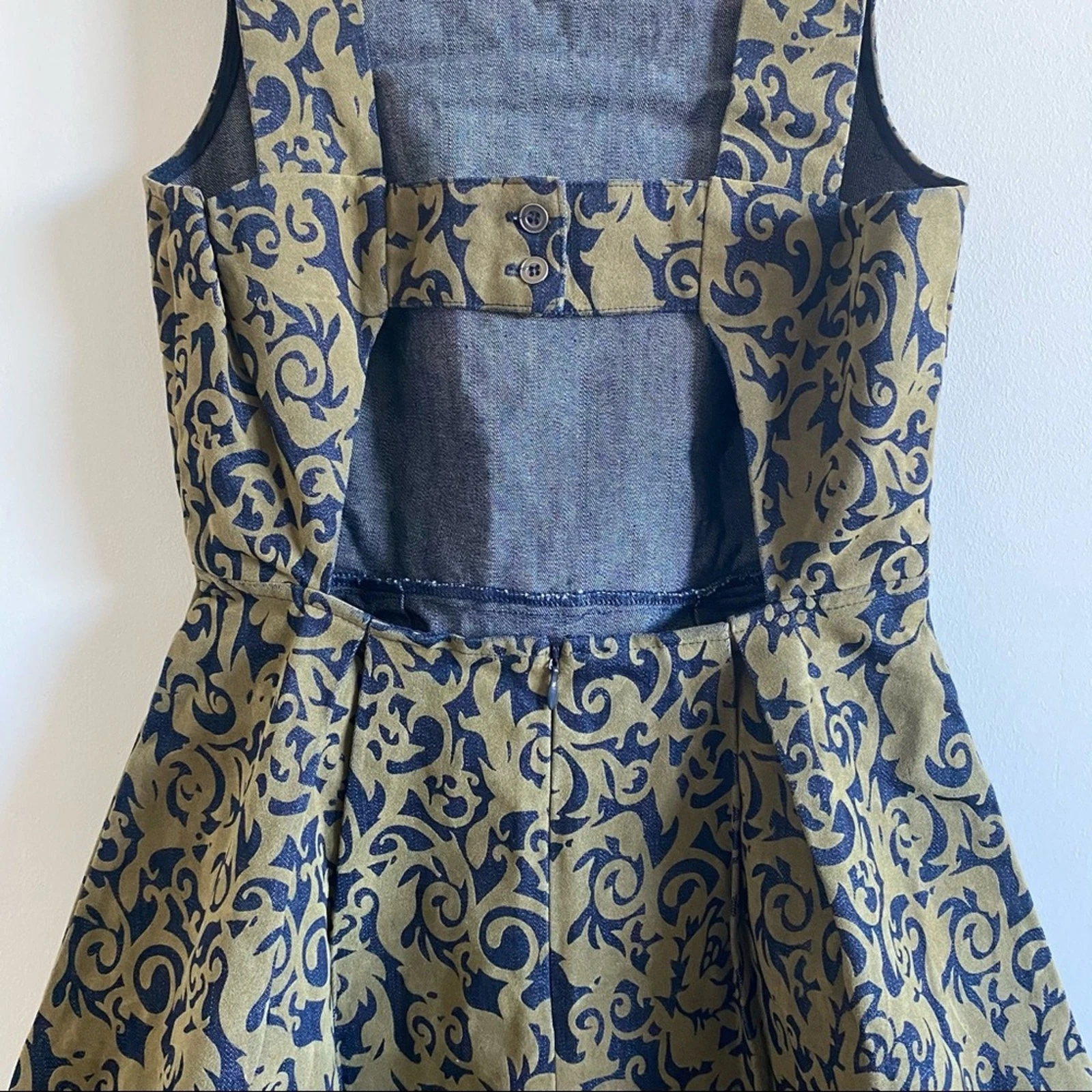 VETEMENTS Abito smanicato Skies Are blu schiena aperta oliva blu navy broccato misto cotone piccolo