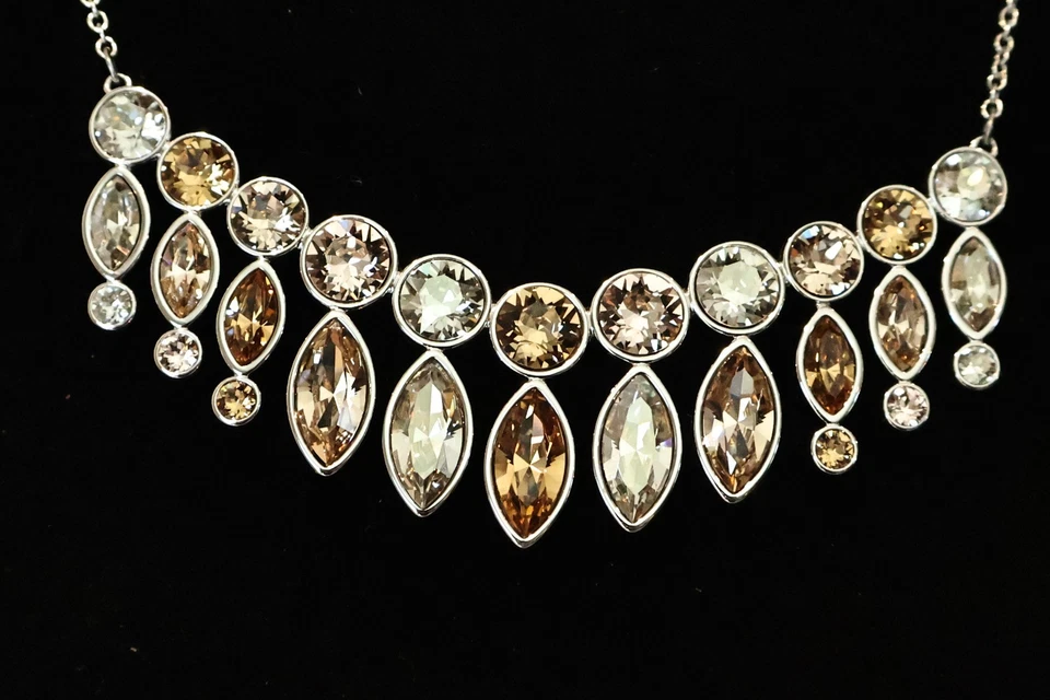 Collar babero de cristal multicolor Touchstone de Swarovski 18" tono plateado Foto 2 de 4