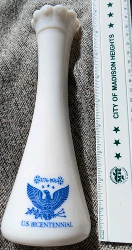 Vintage 1776 1976 American Bicentennial Eagle Milk Glass 9 Inch Vase