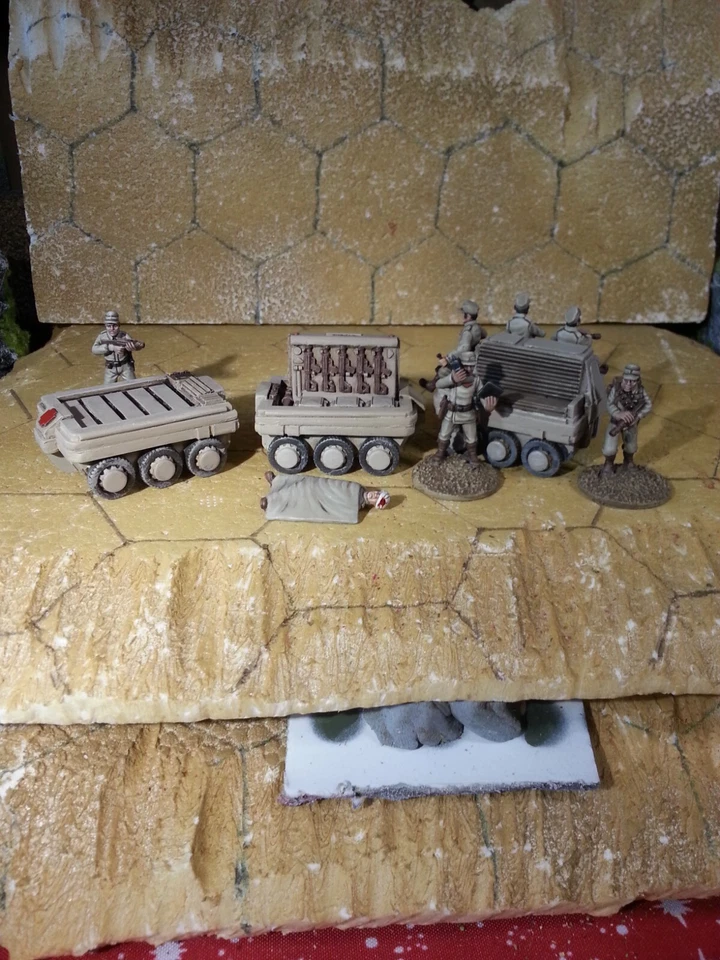 28mm scifi vehicles and figures DUNE x 7 Atreiedes and 9 Fremen + 19 extras. - Image 4 of 4