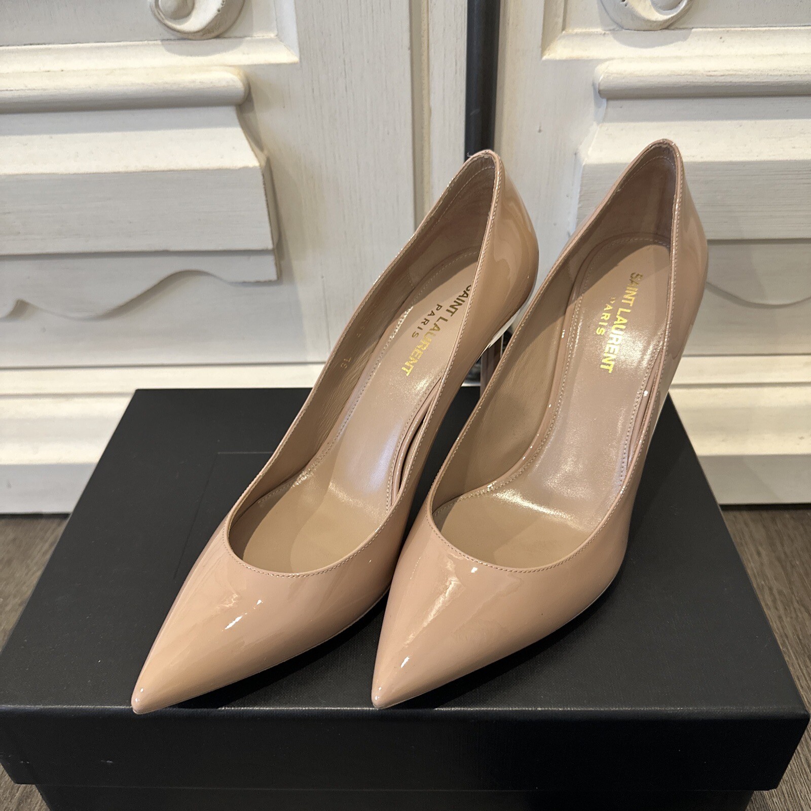 Tacco chiffon Saint Laurent nudo tacco medio pelle Vernice taglia 38 5. "Tacco 3 5""