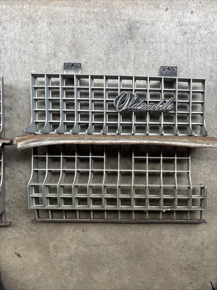 Olds Oldsmobile 98 Custom Cruiser 1973 parrilla OEM USADO delantero centro derecho izquierdo Foto 2 de 4