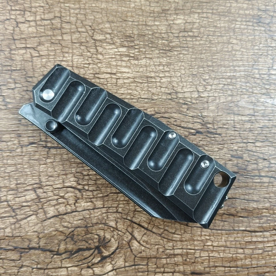 Cuchillo Plegable Exterior TWOSUN 4.25 Pulgadas Hoja D2 Negro Mango Titanio TS552 Foto 4 de 4