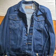 Wrangler Denim Jacket with Button Closure and Chest Pockets