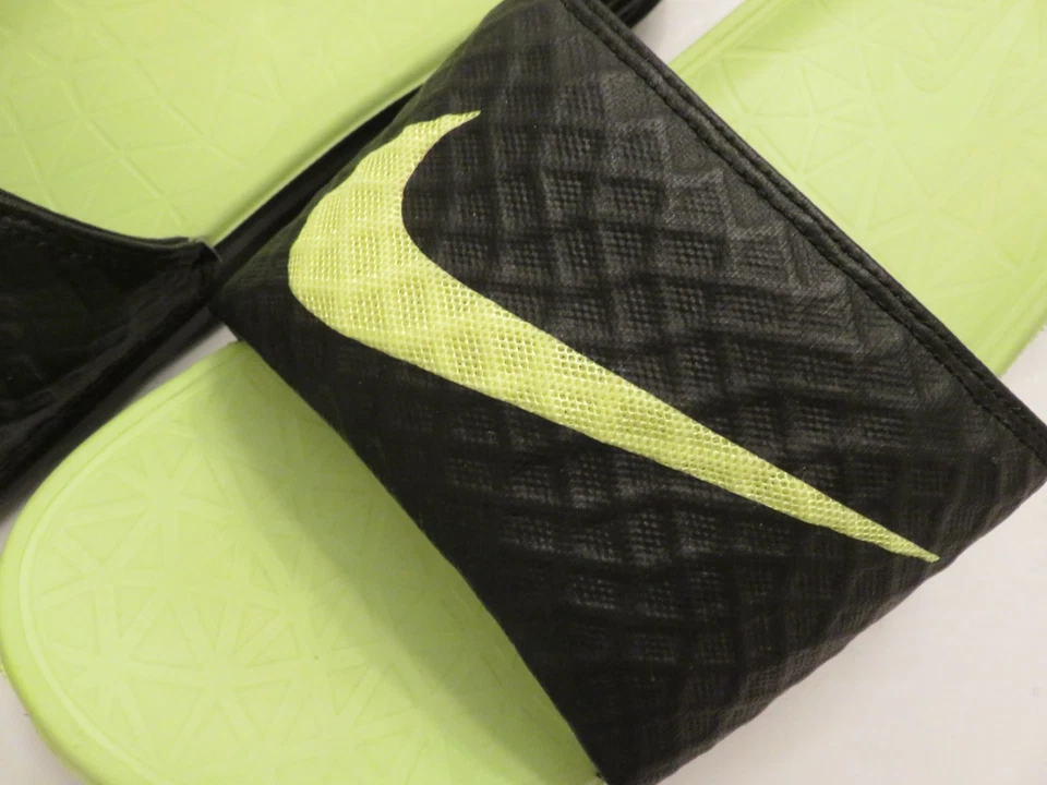 NUEVO SIN ETIQUETAS Nike Benassi Solarsoft Zapatos Deslizables Para Hombres Talla 13 Sandalias 705474-070 Negro Voltio Foto 2 de 4